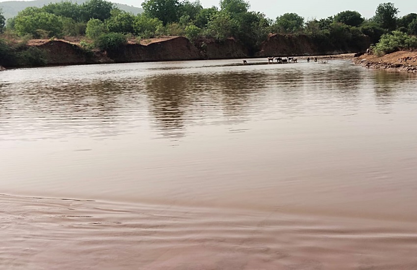 Gujarat Mansoon News : मानसून के बरसने के पहले ही यहां उफनने लगी नदी