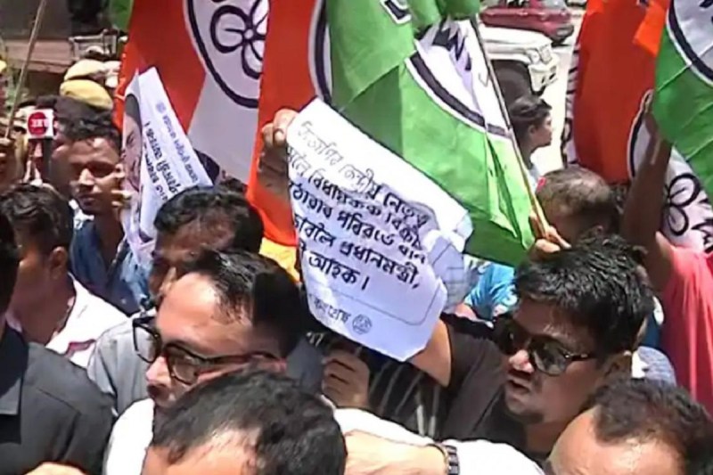 गुवाहाटी में रैडिसन ब्लू होटल के बाहर TMC कार्यकर्ताओं का हंगामा, होटल में ठहरे हैं महाराष्ट्र के बागी विधायक