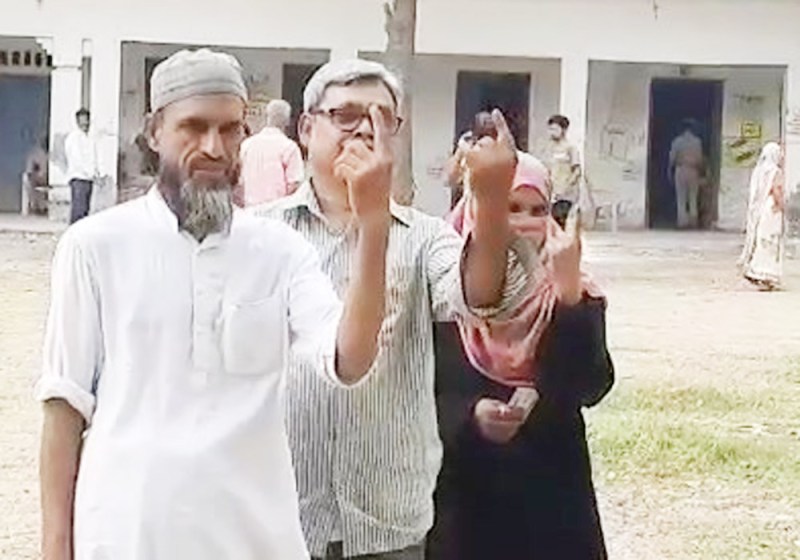 मतदान कर केंद्र से बाहर निकलते मतदाता