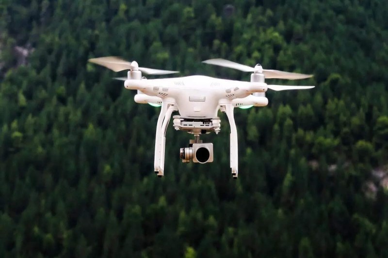 असम के बाढ़ प्रभावित इलाकों में राहत एवं बचाव कार्य के लिए तैनात किए गए गरुड़ एयरोस्पेस ड्रोन