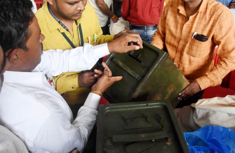 जंग लगी, जोर लगाने पर भी नहीं खुल रही थी मतपेटियां, ऐसी पेटी देख परेशान हुए कर्मचारी, बदलीं तो कम पड़ गई