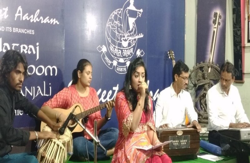 राग-खमाज गीतों से खिल उठा संगीत आश्रम प्रांगण
