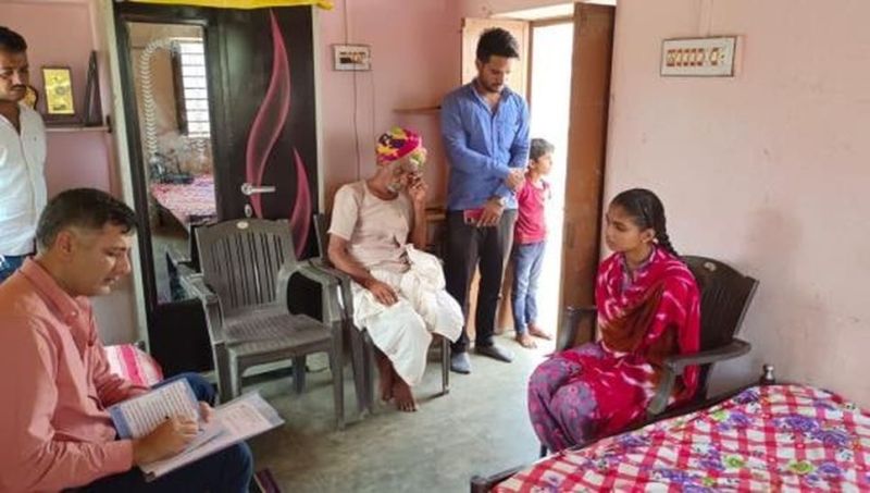 हाथ नहीं होने पर मुख्य न्यायाधीश को पांवों से लिखा था पत्र, चलकर घर आए जज