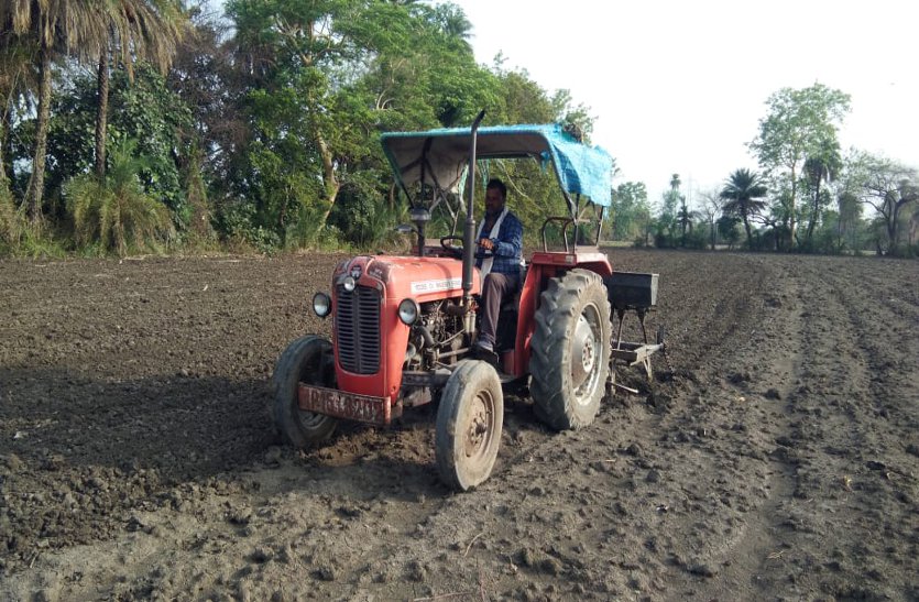 Fields dried up due to clear weather, farmers engaged in sowing work day and night