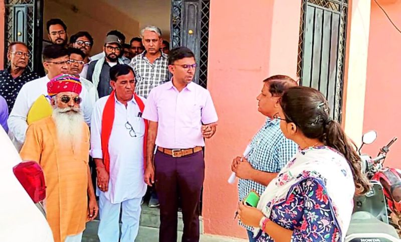 आवास निर्माण की जानी प्रगति, इंदिरा रसोई व नगरपालिका में देखी व्यवस्था