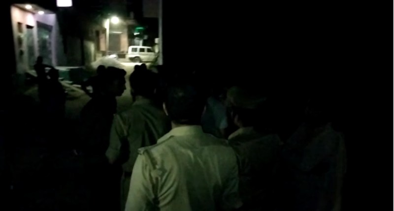 shoot in meerut : पहले फोन पर धमकी फिर घर में घुसकर भाइयों पर बरसाई गोली