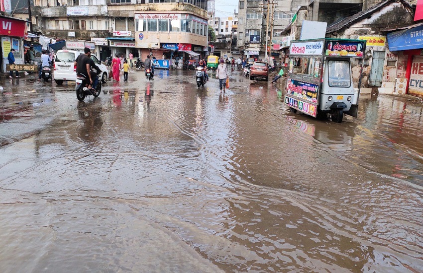 Gujarat Mansoon News : मूसलाधार बारिश से भीगा सौराष्ट्र, बामणवाडा में 6 इंच पानी गिरा