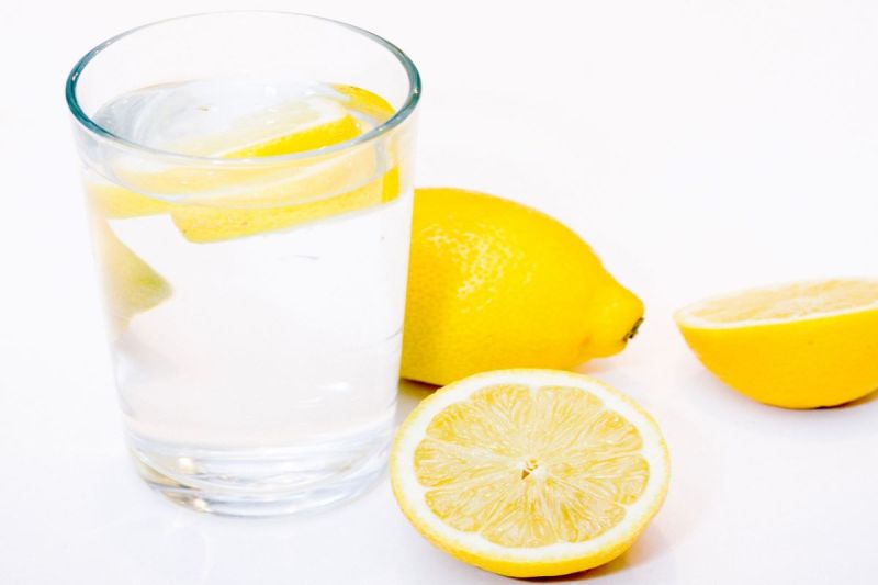 Lemon Water Benefits: खाली पेट नींबू पानी पीने के है कमाल के फायदे, वजन घटाने से लेकर इम्यूनिटी को मजबूत बनाने में होता है फायदेमंद