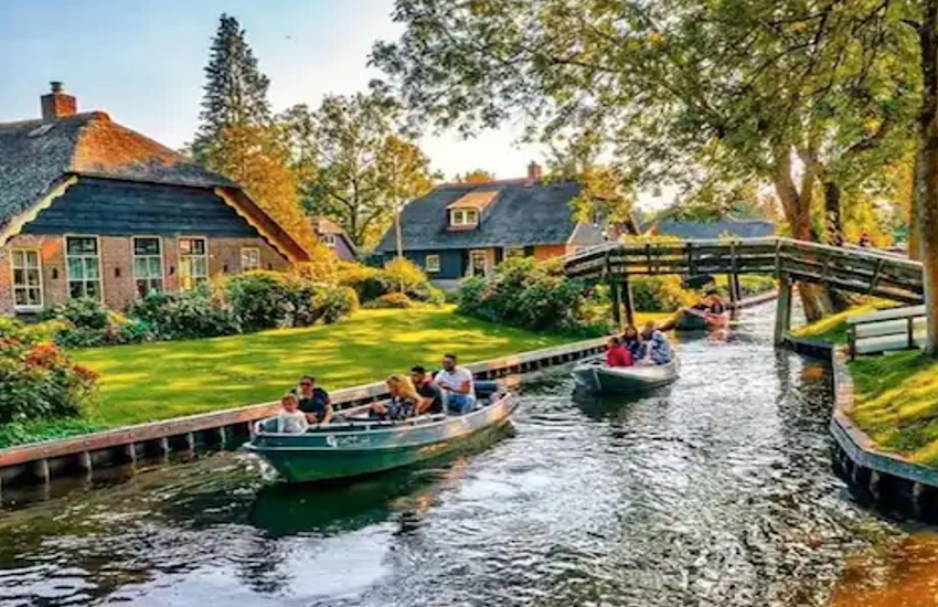 Giethoorn village without roads 