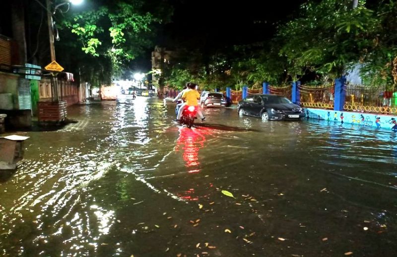 क्षीरसागर क्षेत्र की टंकी में लीकेज, बहा झरना, मेन रोड बना तालाब