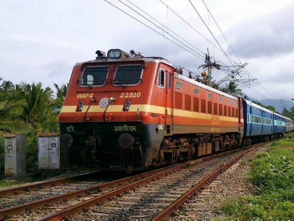 गौंडवाना एक्सप्रेस का मिडघाट में इंजन फेल, रेल यातायात प्रभावित