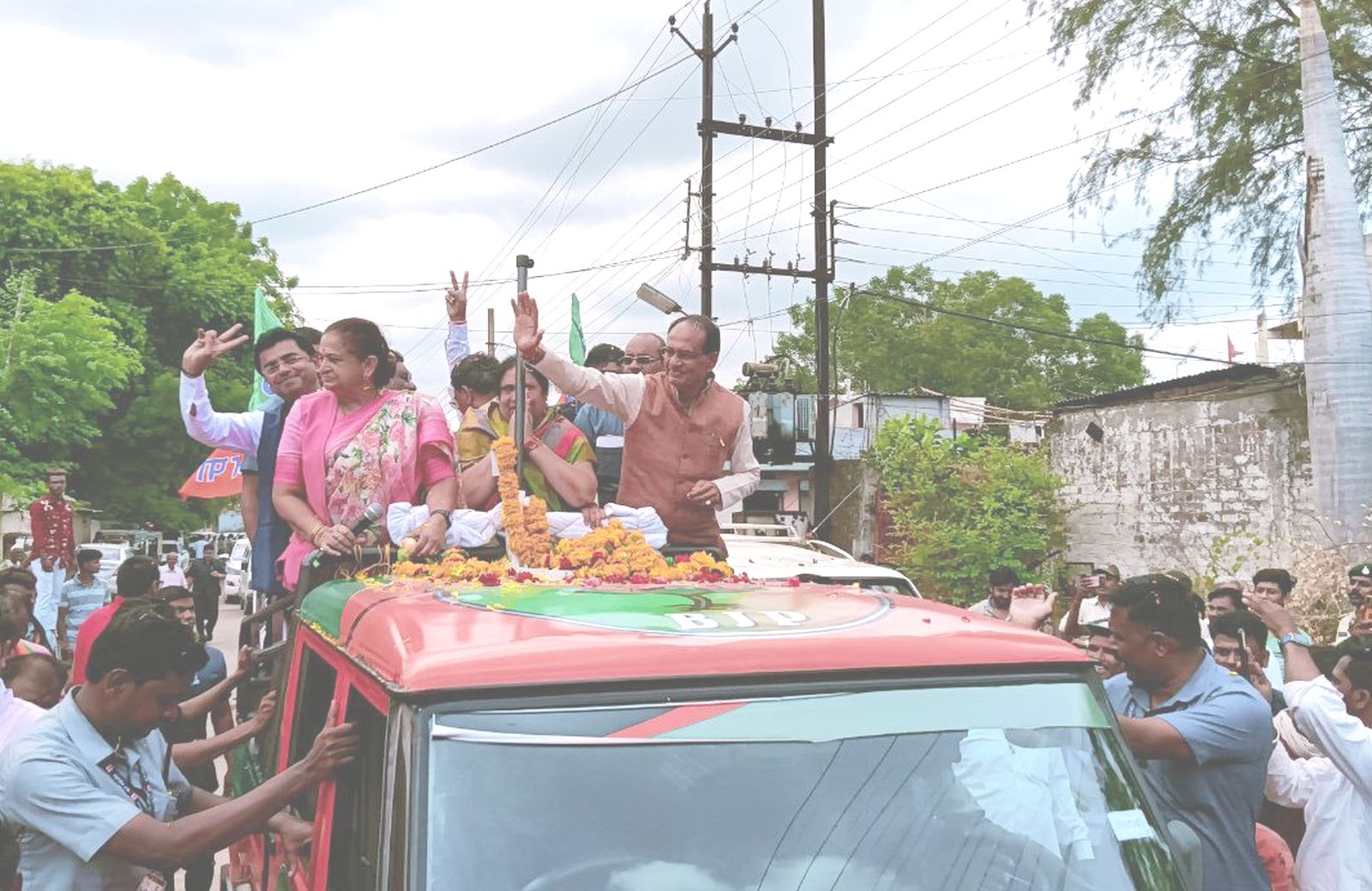 Burhanpur: CM's roadshow, street meetings