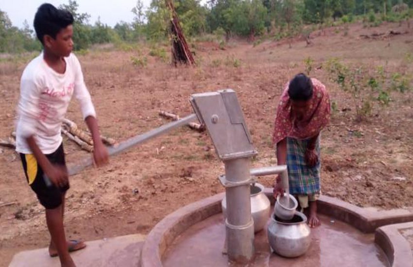नये बोरिंग पम्प से पानी भरते गांव के लोग