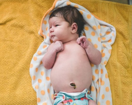 गन्ने के खेत इस हालत में पड़ी मासूम के लिए रिक्शा चालक बना मसीहा