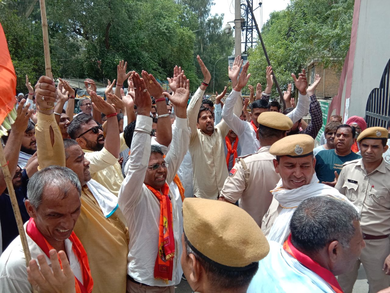 SriGanganagar आक्रो​शित हिन्दू संगठनों का प्रदर्शन, पुलिस से धक्का मुक्की