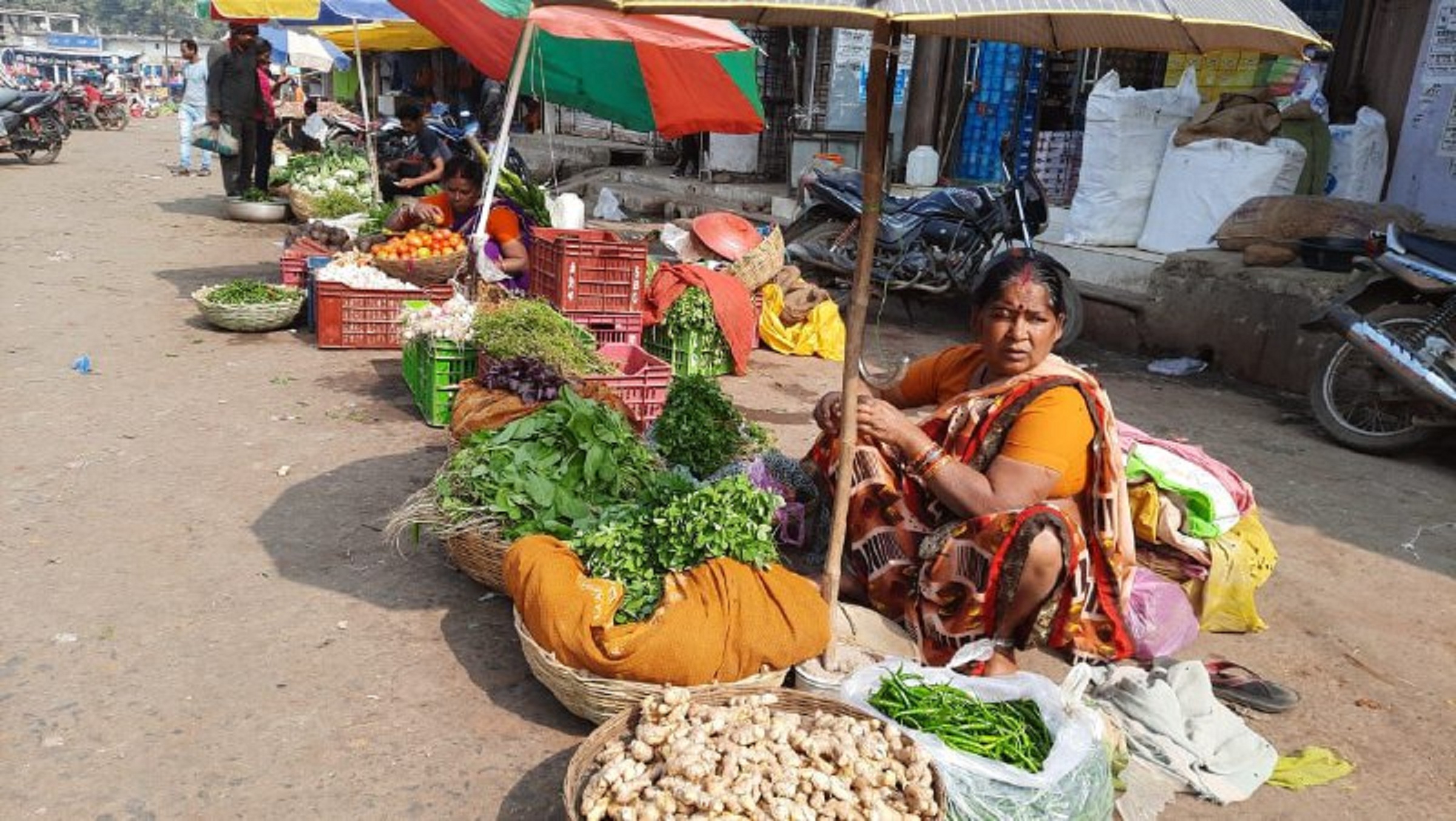 स्वीकृति मिलने के बाद भी सब्जी विक्रेता मुख्य मार्ग में लगा रहे दुकान