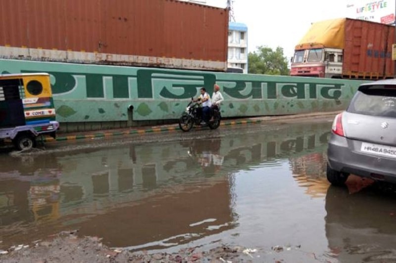 गाजियाबाद में मानसून की पहली बारिश ने खोली नगर निगम की पोल, सड़कों का हुआ ऐसा हाल
