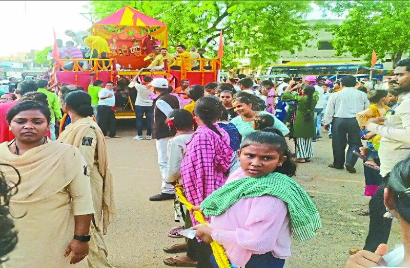 रथयात्रा में शामिल होने आसपास से भी लोग पहुंचे