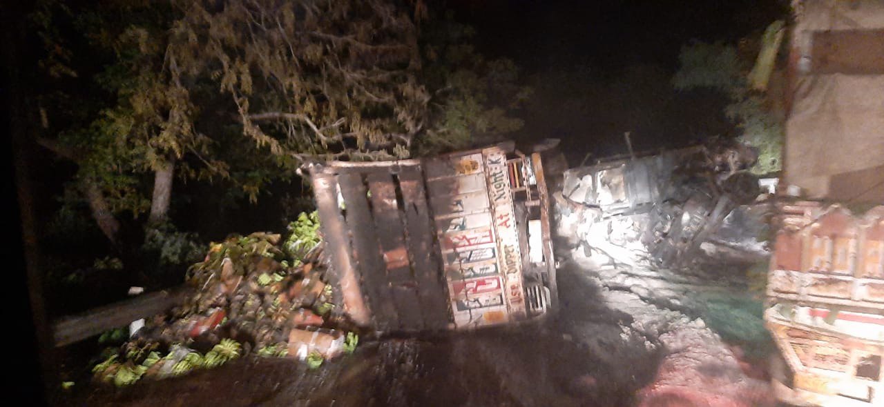 भेरूघाट पर देर रात हादसा , ट्रकों में भिड़ंत के बाद लगी आग , ड्राइवर-क्लीनर जिंदा जले