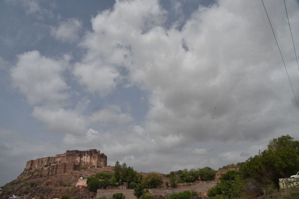 Rain weather: बादलों की आवाजाही से बना बरसाती मौसम