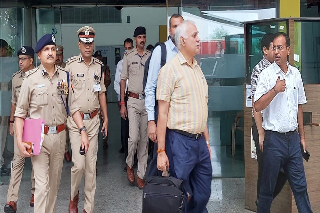 वाराणसी एयरपोर्ट से बाहर निकलते मुख्य सचिव दुर्गाशंकर मिश्र