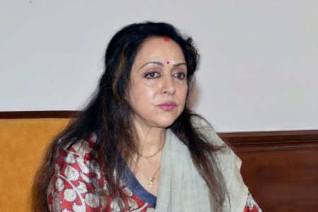 Hema Malini को घर के निकलने में लगता है डर