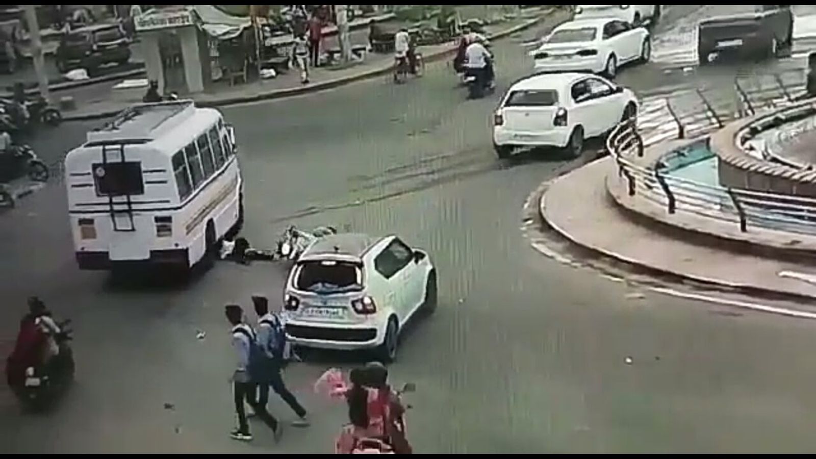 Live Accident : जरा सी लापरवाही, बस ने ली छात्रा की जान, देखें Live Video