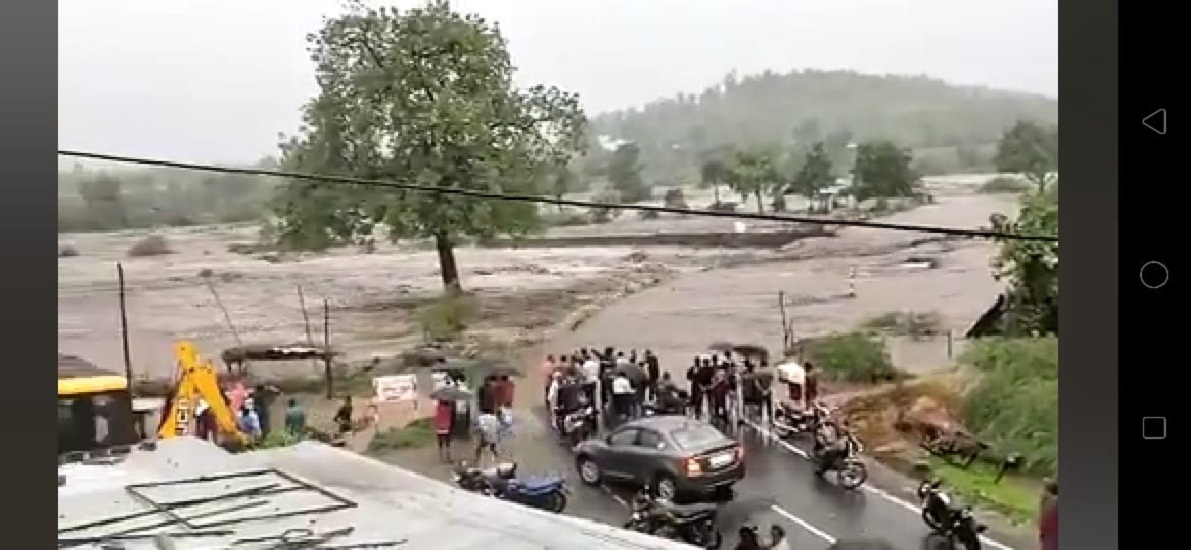 देवास में मूसलाधार बारिश: नदी-नाले उफने, बाइक सहित एक युवक बहा, लोगों ने बचाया