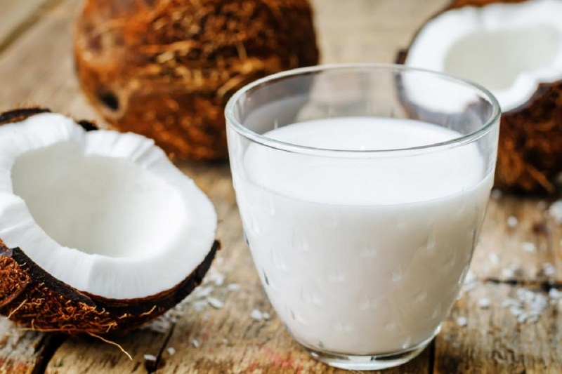 Coconut Milk Benefits: इम्यूनिटी बढ़ाने से हड्डियों को मजबूत बनाने में फायदेमंद होता है नारियल का दूध, जानें इसके अन्य फायदे