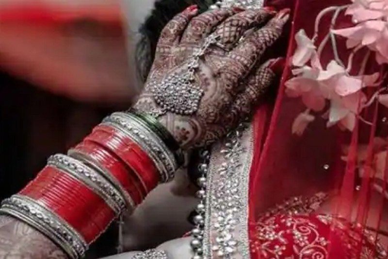 दुल्हन ने जैसे ही दूल्हे को देखा हंसते हुए वो भाग गई, खाया जहर