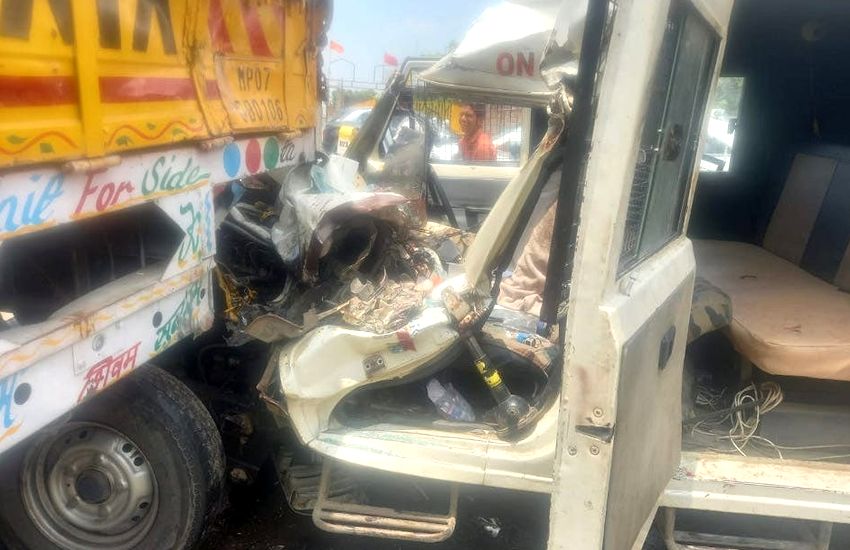Accident : 40 लाख रुपए कैश से भरी वैन ट्रक में जा घुसी, एक की मौत, चार घायल