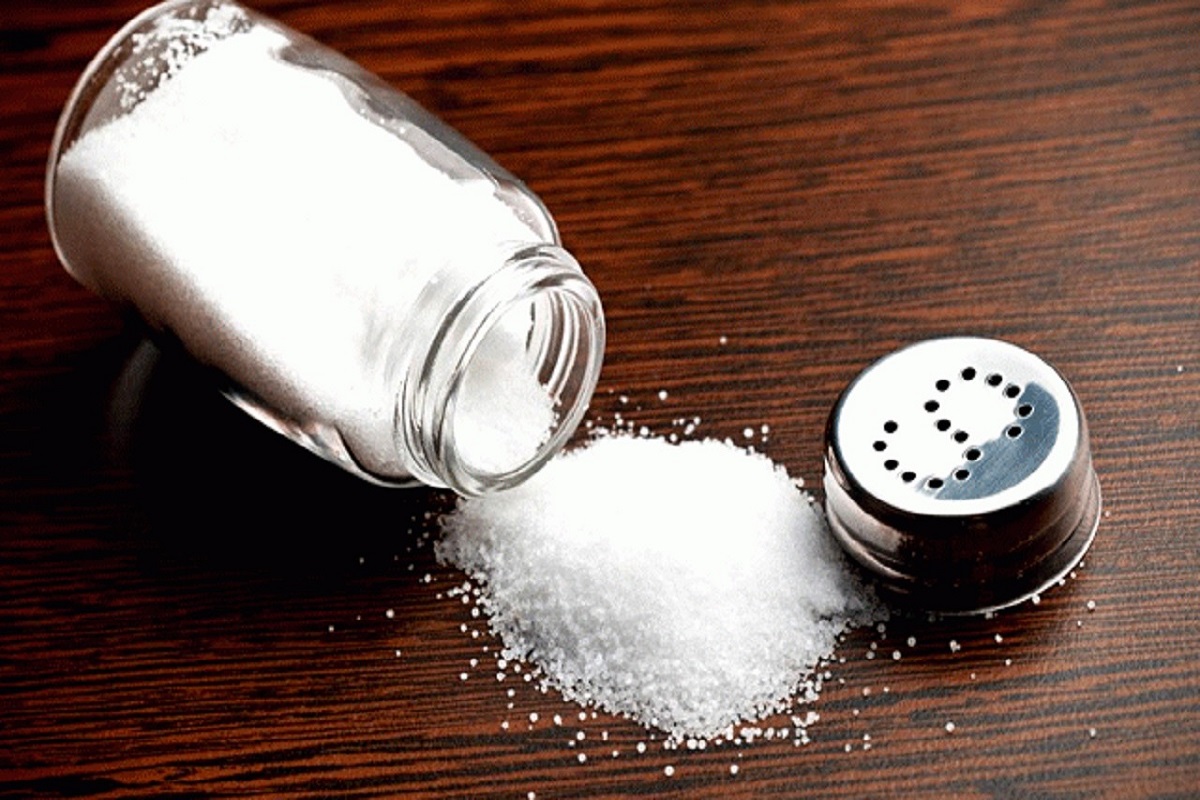 Salt Side Effects: अधिक मात्रा में नमक का सेवन करने से सेहत को हो सकते हैं नुकसान, जानें इसके साइड इफेक्ट्स