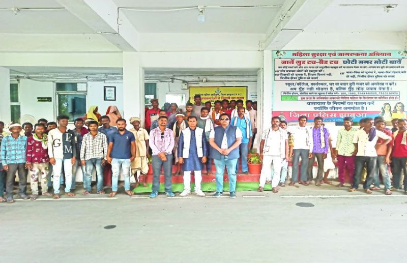 चुनाव में पिछडऩे पर हैंडपंप पर रोक, खेत में बोवनी पर धमकाया, सड़क पर चलना मुश्किल