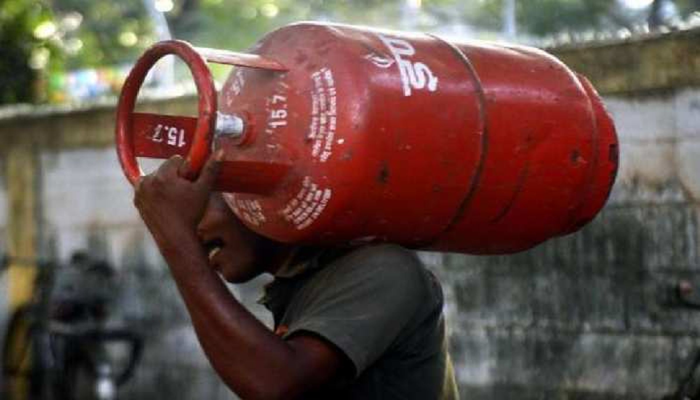 Crude Oil Price: डेढ़ साल में 350 रुपए से अधिक महंगी हुई LPG
