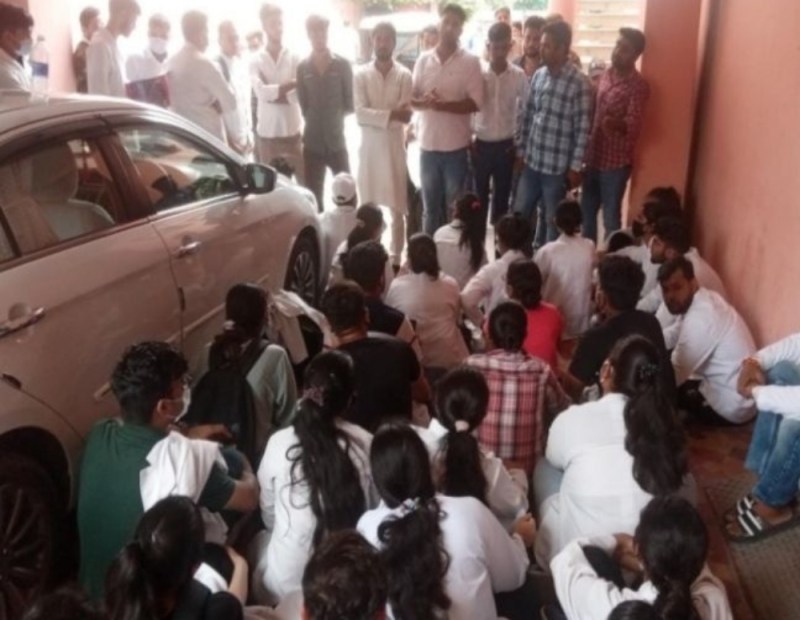 सप्लीमेंट परीक्षा में फेल हुए मेडिकल कालेजों के सैकड़ों छात्र, विश्वविद्यालय परिसर में दिया धरना