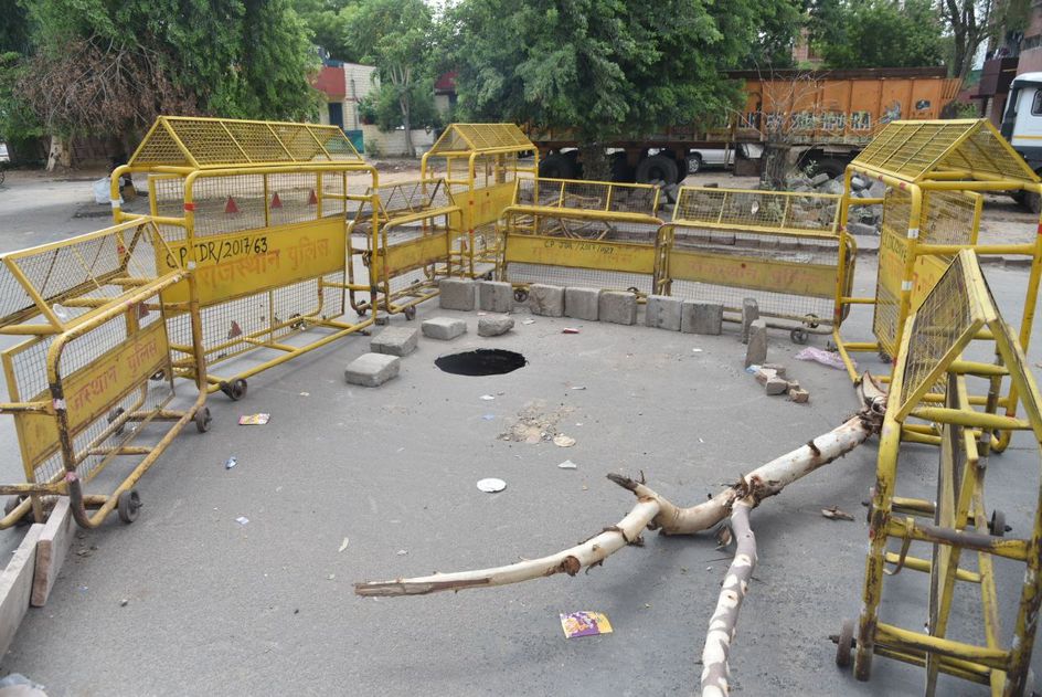 सड़कों पर जरा संभल कर निकलना, इस शहर की सड़कें धंस रही है....