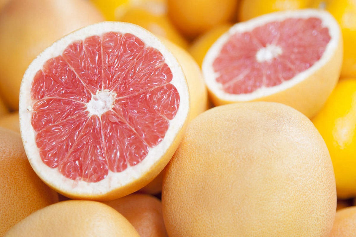 Grapefruit Benefits: वजन कम करने से इम्यूनिटी को मजबूत बनाने में फायदेमंद होता है चकोतरा, जानें अन्य फायदे