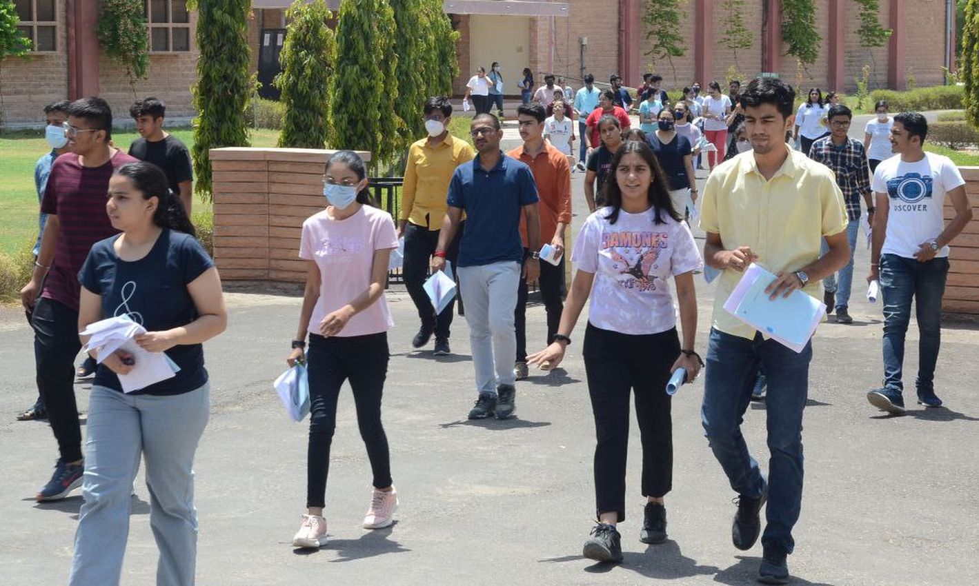 ग्राम विकास अधिकारी परीक्षा देने पहुंचे अभ्यर्थी