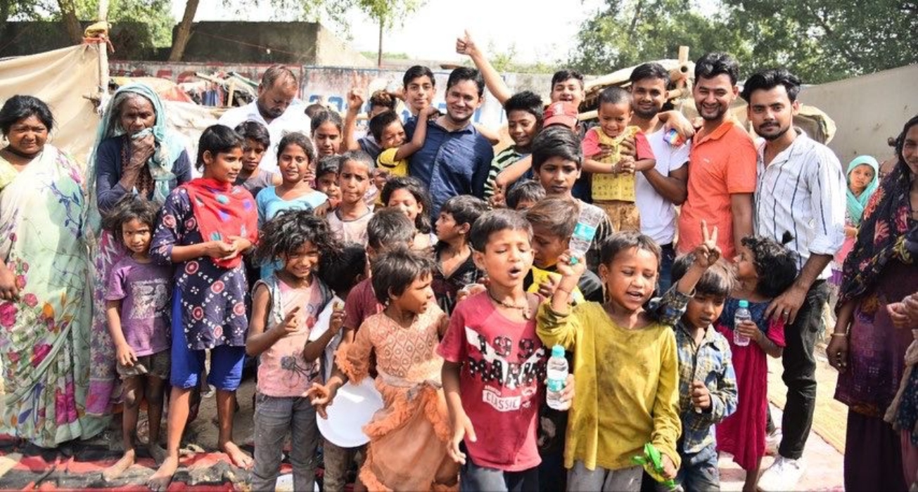 गरीब बस्तियों में पहुंचकर सीएसएस टीम ने बांटी बच्चों के बीच ईद की खुशियां