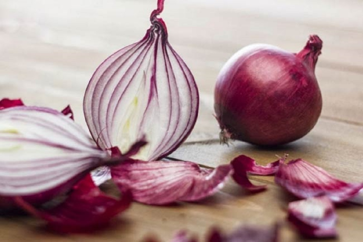 Onion Peel Benefits: प्याज के छिलके में छिपा हैं ये अद्भुत राज, जिसे जानकर आप चौक जाएंगे
