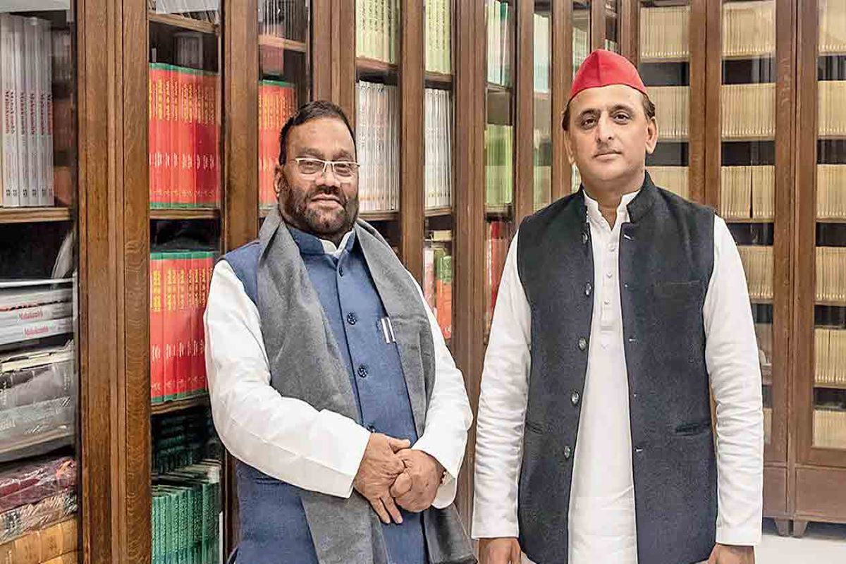swami_prasad_maurya_and_akhilesh_yadav.jpg