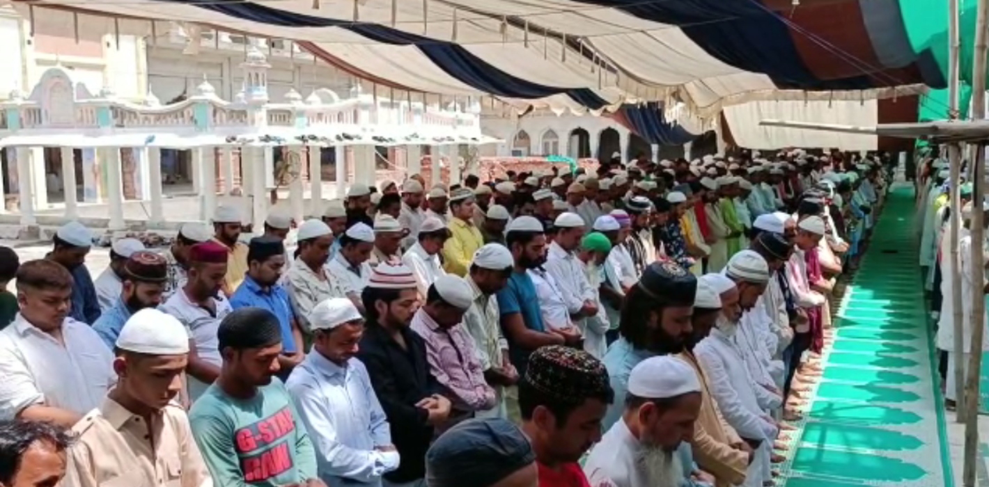 Eid Namaz in Meerut : मेरठ की ईदगाह में अदा की ईद की नमाज, अकीदतमंदों ने मांगी अमन चैन की दुआ