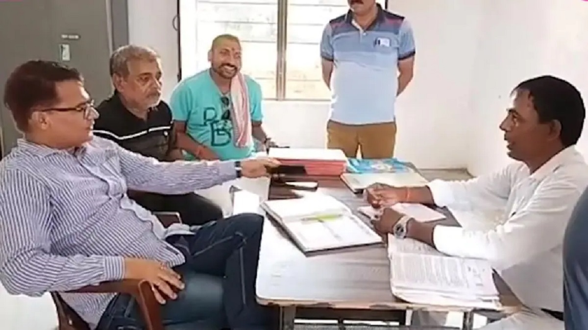 SDO came to inspect government school in Motihari district of Bihar, exposed education system after asking Headmaster to translate sentence