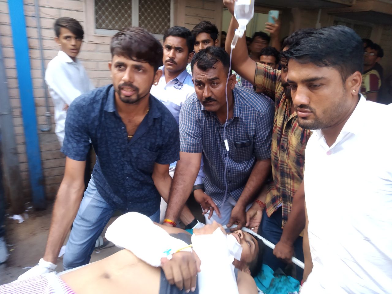 युवक का अपहरण, हाथ-पांव तोड़कर सड़क किनारे फैंका