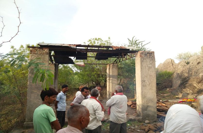 बारिश में दाह संस्कार करने की मजबूरी