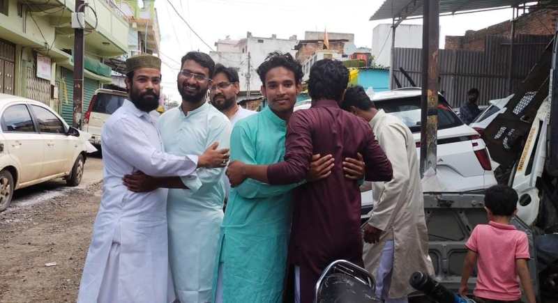 मुस्लिम सामुदाय के लोगों ने जरूरतमंद एवं गरीबों के साथ मनाई बकरीद