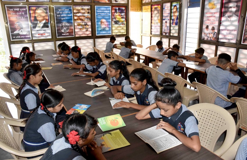 Gujarat School Education महंगी फीस वाले स्कूलों को कड़ी टक्कर दे रहा इस गांव का सरकारी स्कूल