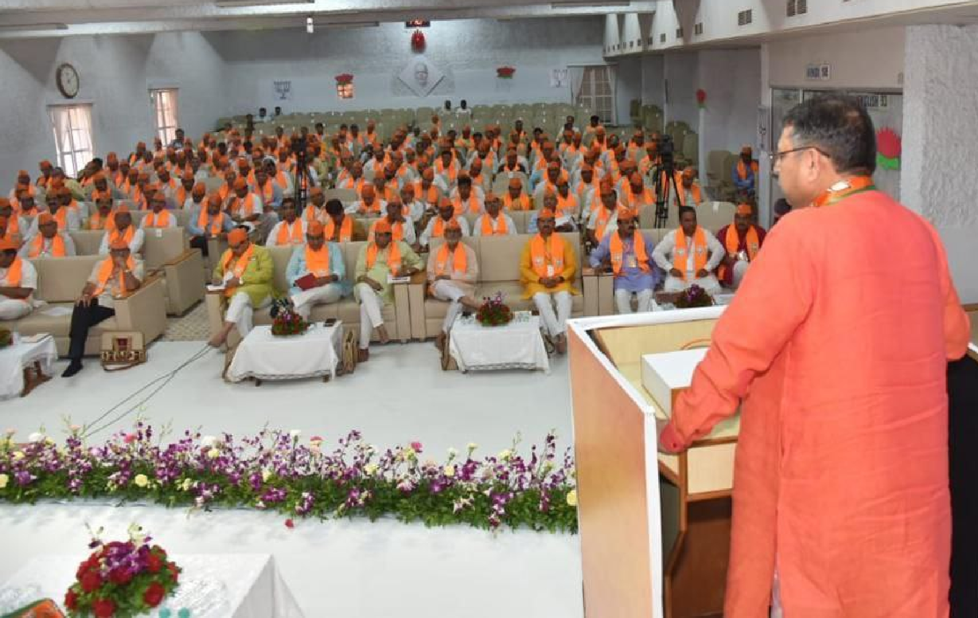 माउंट की बारिश में सर्द होती वादियों में भाजपा भर रही है गर्मजोशी