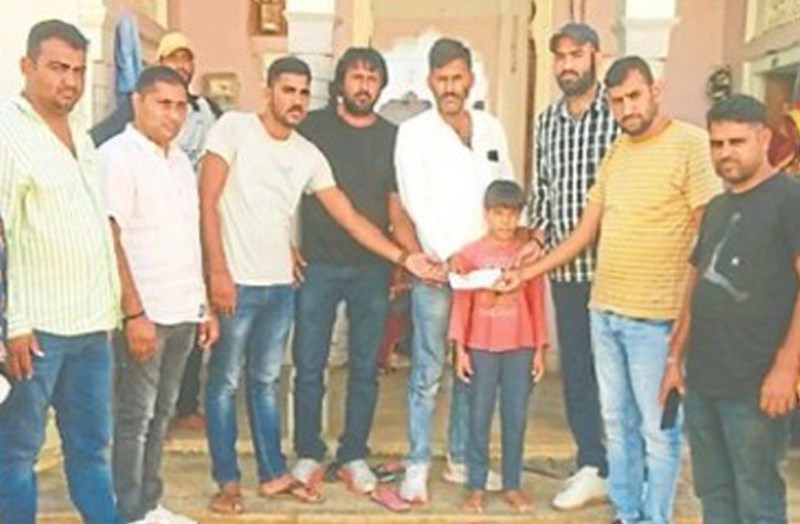 Social pride: दुनिया छोड़ चुके मृतक के दोस्तों ने परिवार को संभाला