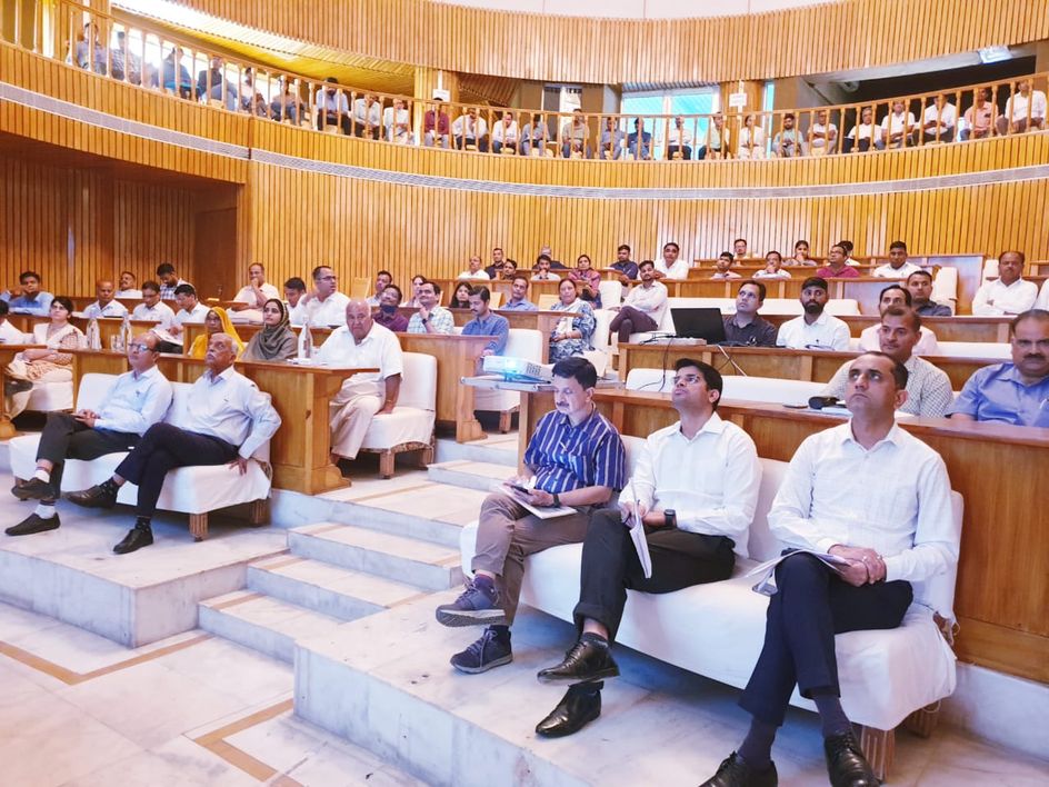 अधिकारियों पर बरसे शासन सचिव, बोले इसलिए नहीं मिल रहे लोगों को पट्टे